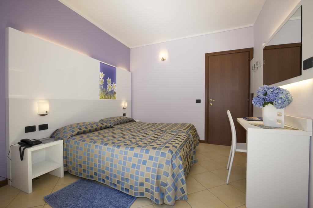 Hotel Dependance Pesce D'Oro Verbania Habitación foto