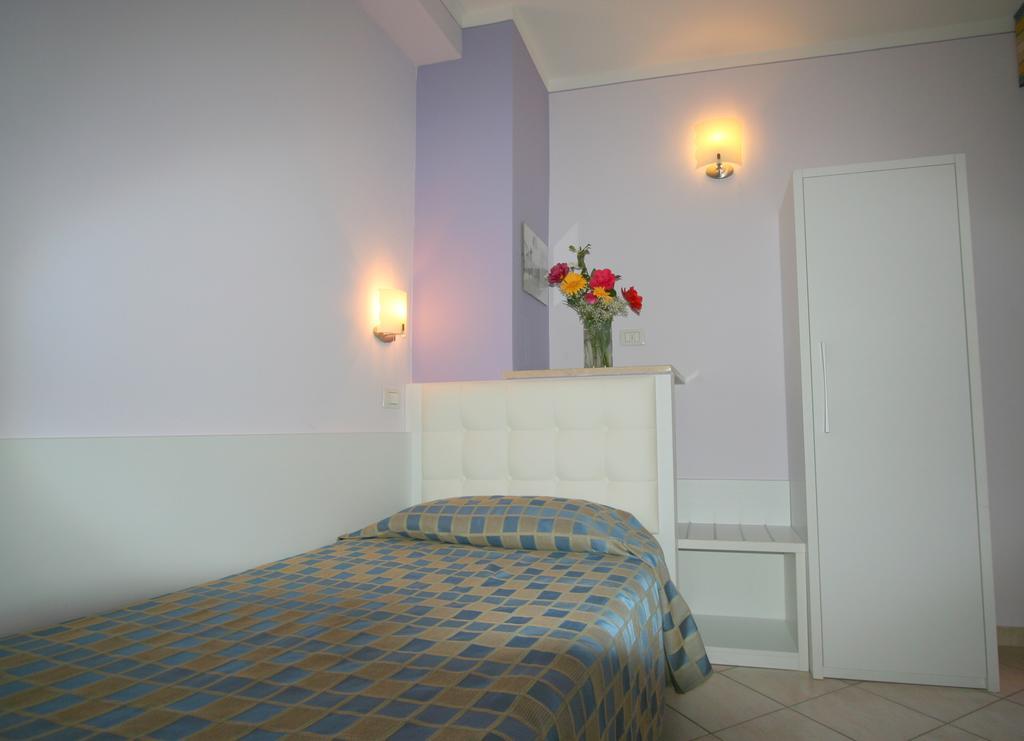 Hotel Dependance Pesce D'Oro Verbania Habitación foto